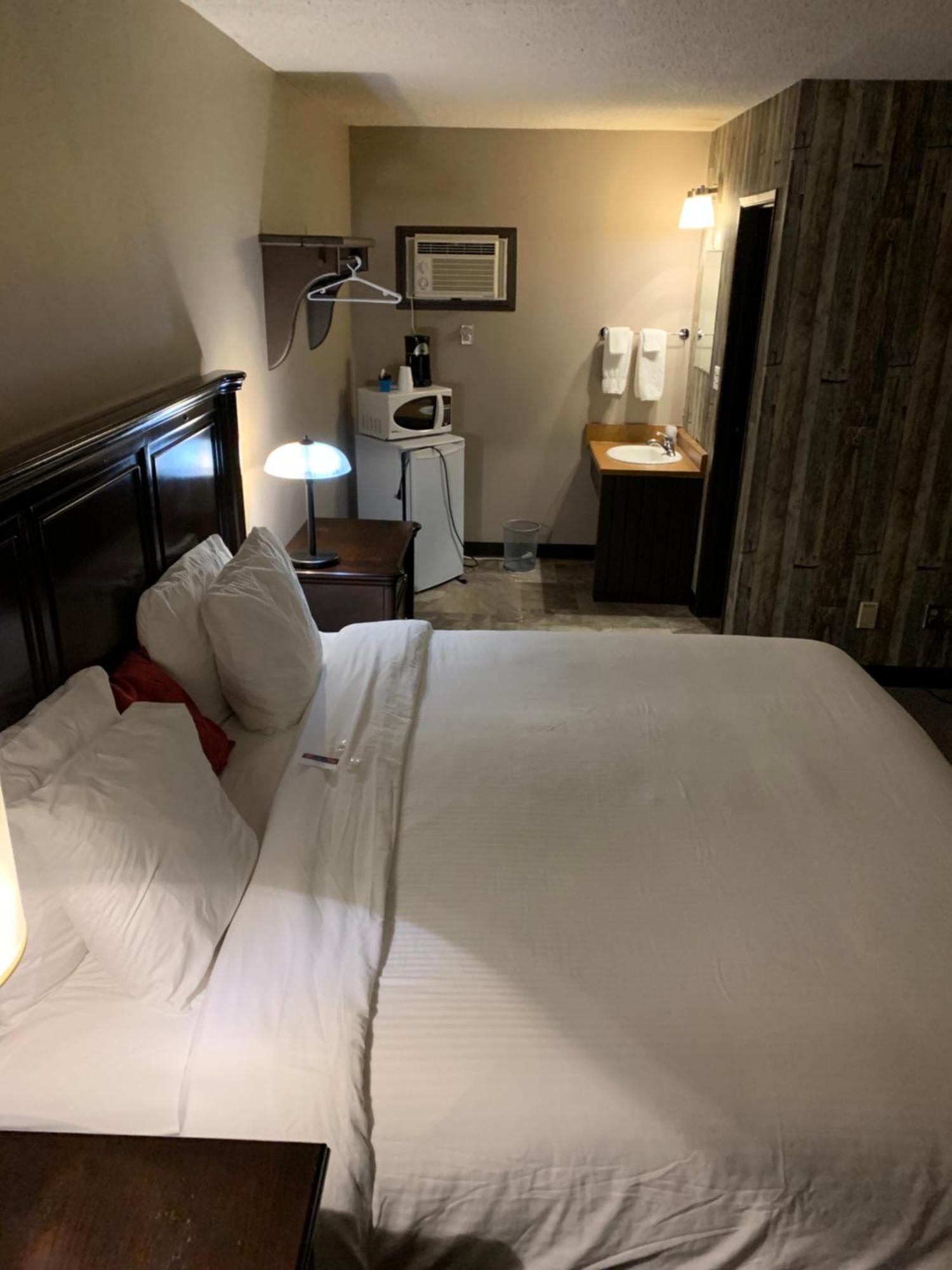 Jolly Giant Pub & Motel Willow Bunch エクステリア 写真