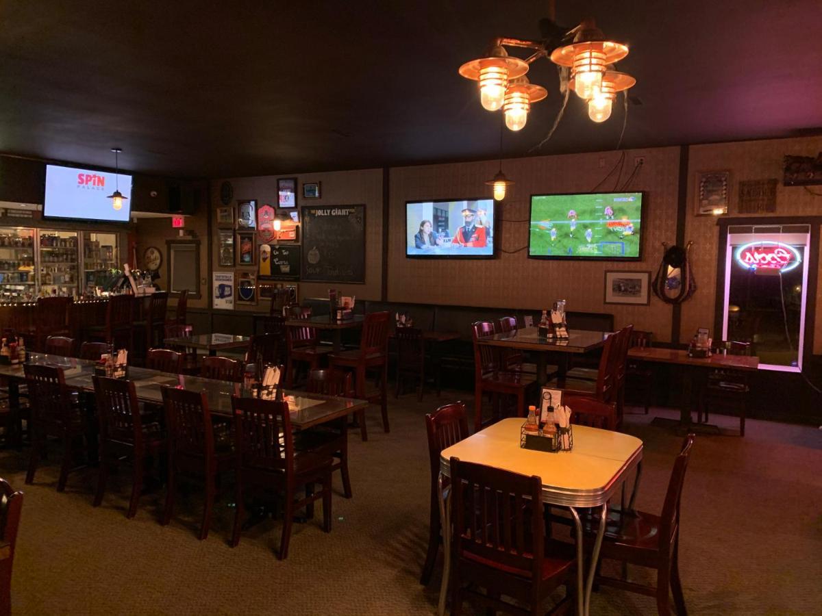 Jolly Giant Pub & Motel Willow Bunch エクステリア 写真