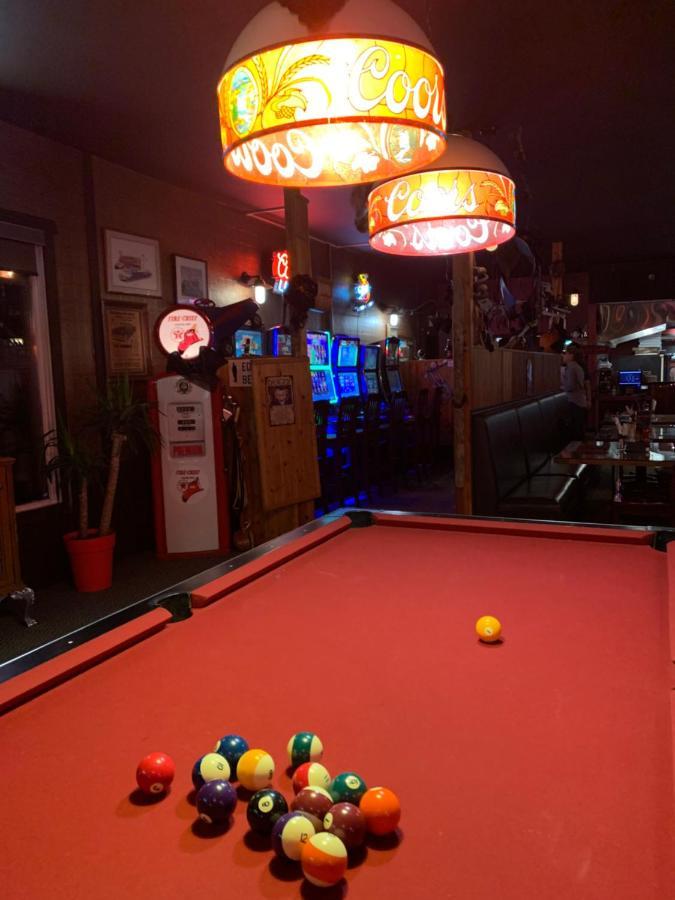 Jolly Giant Pub & Motel Willow Bunch エクステリア 写真