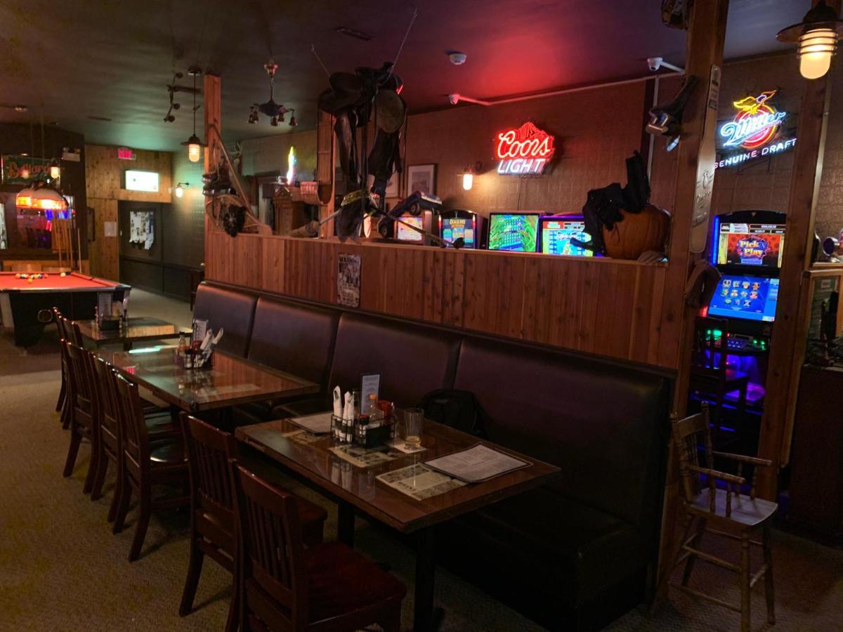 Jolly Giant Pub & Motel Willow Bunch エクステリア 写真