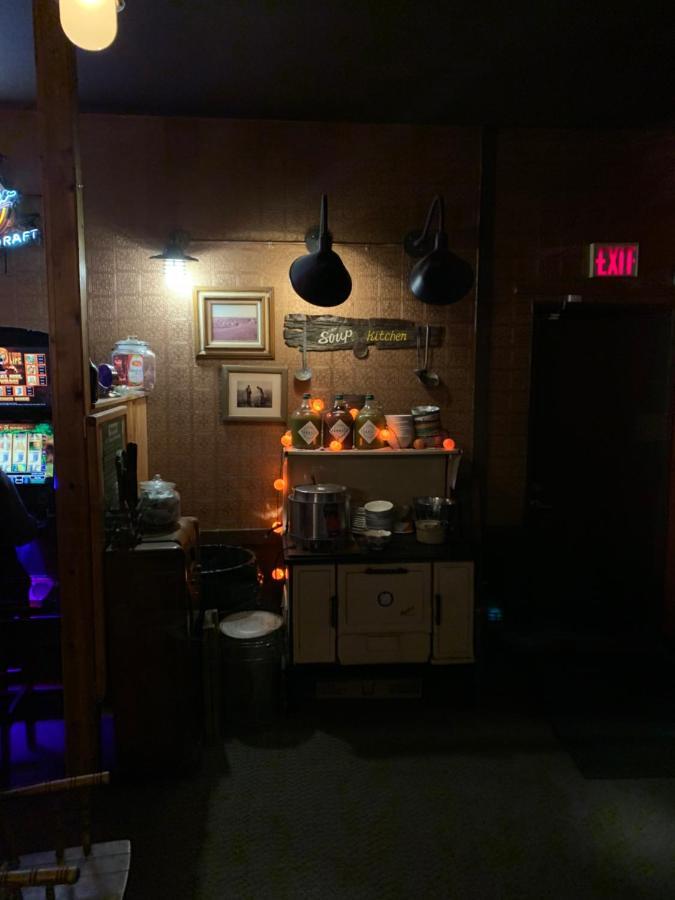 Jolly Giant Pub & Motel Willow Bunch エクステリア 写真